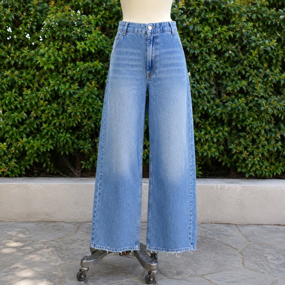 Bershka Women’s High Rise Wide Leg Jeans Light Wash Size 30 Balloon Barrel